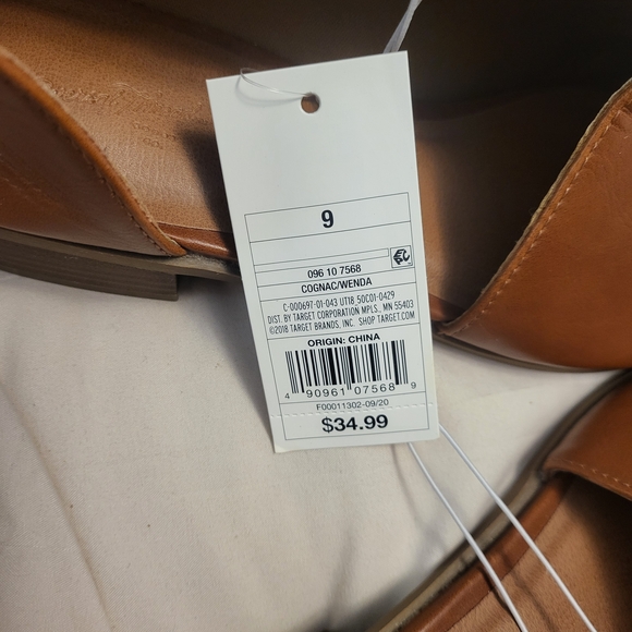 Universal Thread Goods Flats - Picture 2 of 3